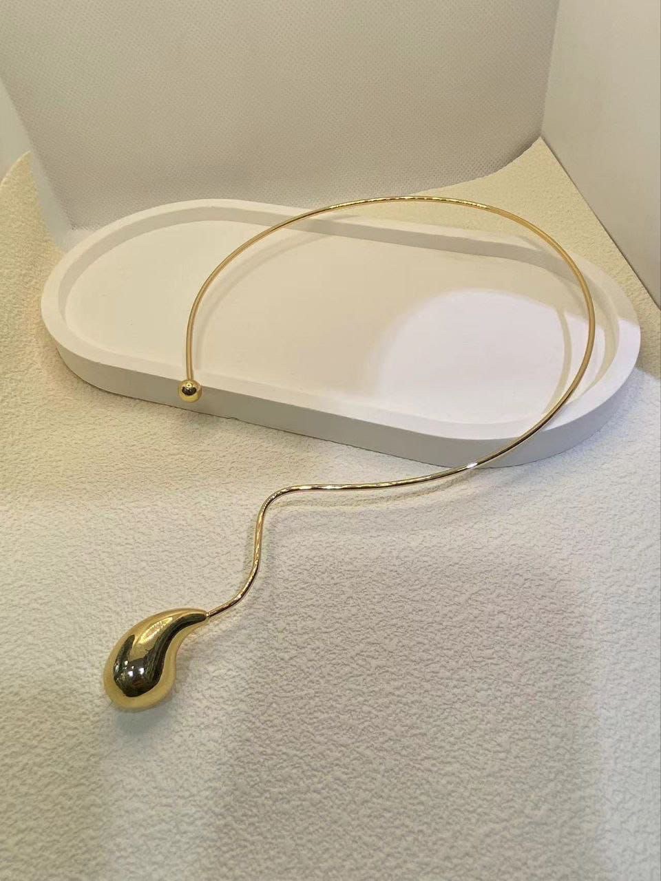 Gold choker necklace 